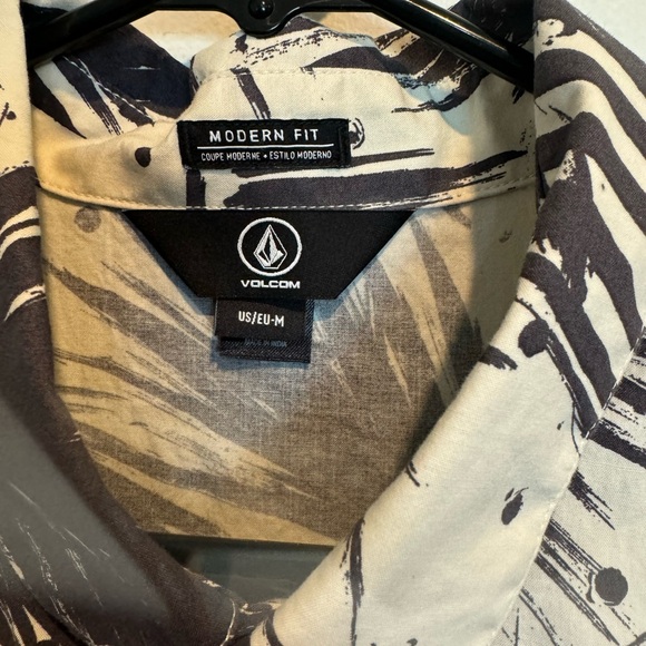 Men’s short sleeve button-down, Volcom shirt - Picture 3 of 4